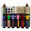 Zestaw 8x buteleczek roll-on 10 ml amber z kolorowymi nakrętkami i świątecznymi naklejkami w pudełku (3).png