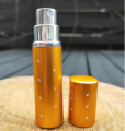 atomizer podróżny na perfumy, szklany pojemniczek w aluminiowej obudowie złoty z kryształkami, pojemność: 5ml.PNG