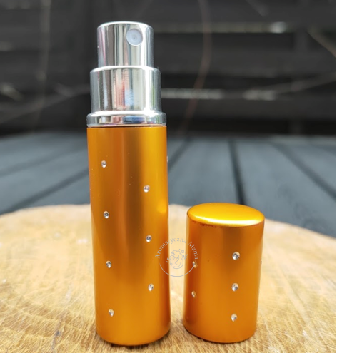 atomizer podróżny na perfumy, szklany pojemniczek w aluminiowej obudowie złoty z kryształkami, pojemność: 5ml.PNG